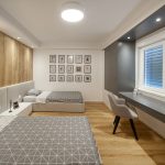 Модерна сива детска соба со долго работно биро / Modern grey kids room with long study desk