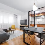 Отворен концепт на дневна соба и трпезарија / Open concept living and dining area