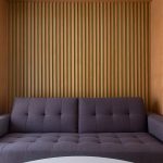 Декоративни дрвени летви зад виолетова софа / Decorative wood slats behind a purple sofa