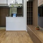 Дрвена полица-преграда помеѓу ходник и дневна / Wooden shelf partition between hallway and living room