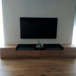 ТВ монтиран на ѕид со ниска дрвена комода / Wall-mounted TV with a low wooden cabinet