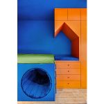 Детал од детски мебел во портокалова и сина боја / Detail of orange and blue kids furniture