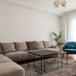 Голема аголна гарнитура пред ѕид со бели декоративни тули / Large corner sofa in front of a white decorative brick wall