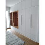 Модерен ходник со огледало и седиште / Modern hallway with mirror and seat