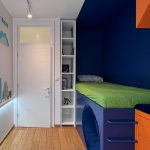 Alt Text: Модерна сина детска соба со кружен отвор за игра / Modern blue kids room with circular play opening