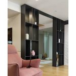 Детал од црна полица со вазни и декоративни предмети / Detail of a black shelf with vases and decorative objects.