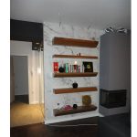 Луксузна мермерна ѕидна облога со лебдечки дрвени полици / Luxury marble wall cladding with floating wooden shelves.