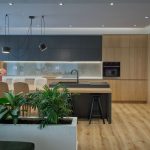 Модерна антрацит кујна со дрвен кујнски остров - Алка Мебел Стил Modern anthracite kitchen with wooden island - Alka Mebel Stil