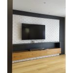 ТВ систем монтиран на ѕид со тули врамен во црна конструкција / TV system mounted on a brick wall framed in a black structure.