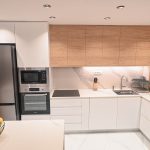 Бела кујна со дрвени елементи / White Kitchen with Wood Units - Алка Мебел Стил
