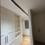 Вграден плакар со отворени полици / Built-in wardrobe with open shelving