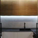 Горни кујнски елементи од природно дрво / Upper wooden kitchen cabinets