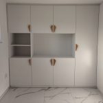 Бел плакар со триаголни дрвени рачки / White wardrobe with triangular wooden handles