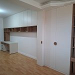 Долг бел плакар со вградено работно биро и дрвени детали / Long white wardrobe with integrated study desk and wood accents