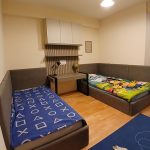 Соба за две деца со биро и полици во кафена и сива боја / Twin kids room with desk and shelves in brown and grey