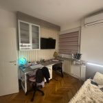 Модерно работно биро со сиви полици и простор за ТВ / Modern study desk with grey shelves and TV space