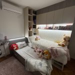 Модерен детски кревет со LED светло на мост-плакарот / Modern kids bed with LED lighting on bridge wardrobe