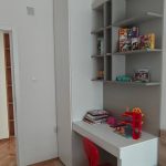 Мало аголно биро со отворени полици за играчки / Small corner desk with open toy shelves
