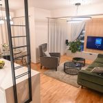 Простран дневен престој со поглед кон модерна трпезарија / Spacious living area with a view toward a modern dining room.