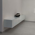 Минималистичка бела лебдечка комода со висок сјај / Minimalist white floating cabinet in high gloss.