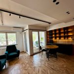 Дневен престој со поглед на трпезариска маса и кујна во позадина / Living area with a view of the dining table and kitchen in the background.