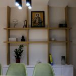 Детал од отворена дрвена полица во трпезариски простор / Detail of open wooden shelves in a dining area.