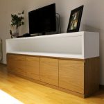 Модерна ТВ комода со бела рамка и дрвени фронтови / Modern TV unit with white frame and wooden fronts.