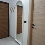 Огледало во форма на арка со декоративни бели медијапан летви