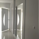 Долг бел елемент во ходник со модерна декорација на ѕидовите