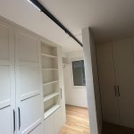 Бел медијапан плакар со вградена отворена полица во дрвен дезен