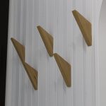 Декоративни дрвени закачалки со остар аголен дизајн