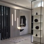 Професионална изведба на ходник со црна декоративна преграда