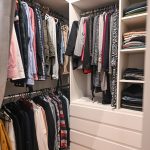 Отворен гардеробер со полици / Open walk-in closet with shelving