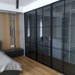 Гардеробер со црно рефлектирачко стакло / Wardrobe with black reflective glass doors