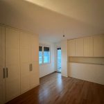 Бел вграден плакар околу прозорец / White built-in wardrobe around window