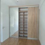 Плакар со лизгачки врати, огледало и многу внатрешни полици / Sliding wardrobe with mirror and many internal shelves